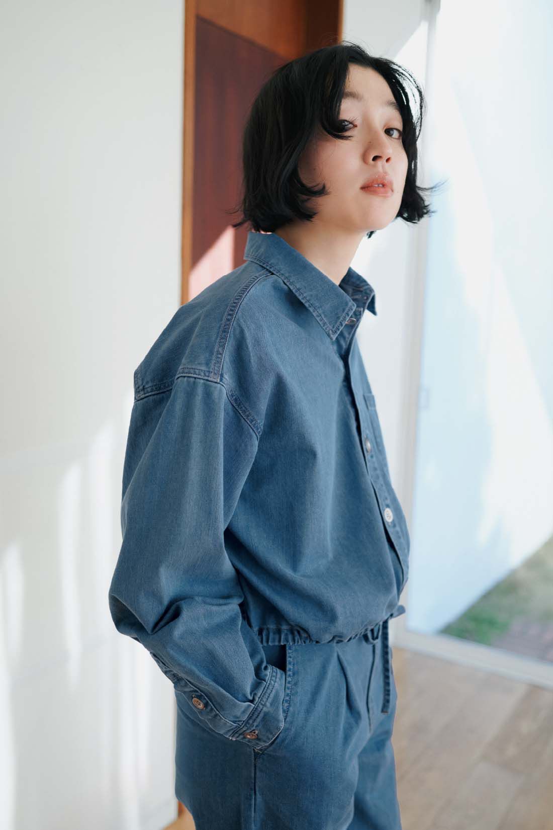 ג’קט‑חולצת ג’ינס