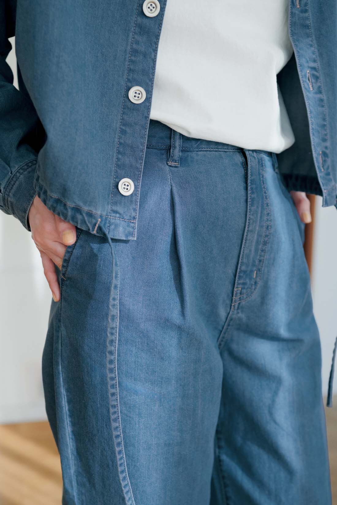 ג’קט‑חולצת ג’ינס