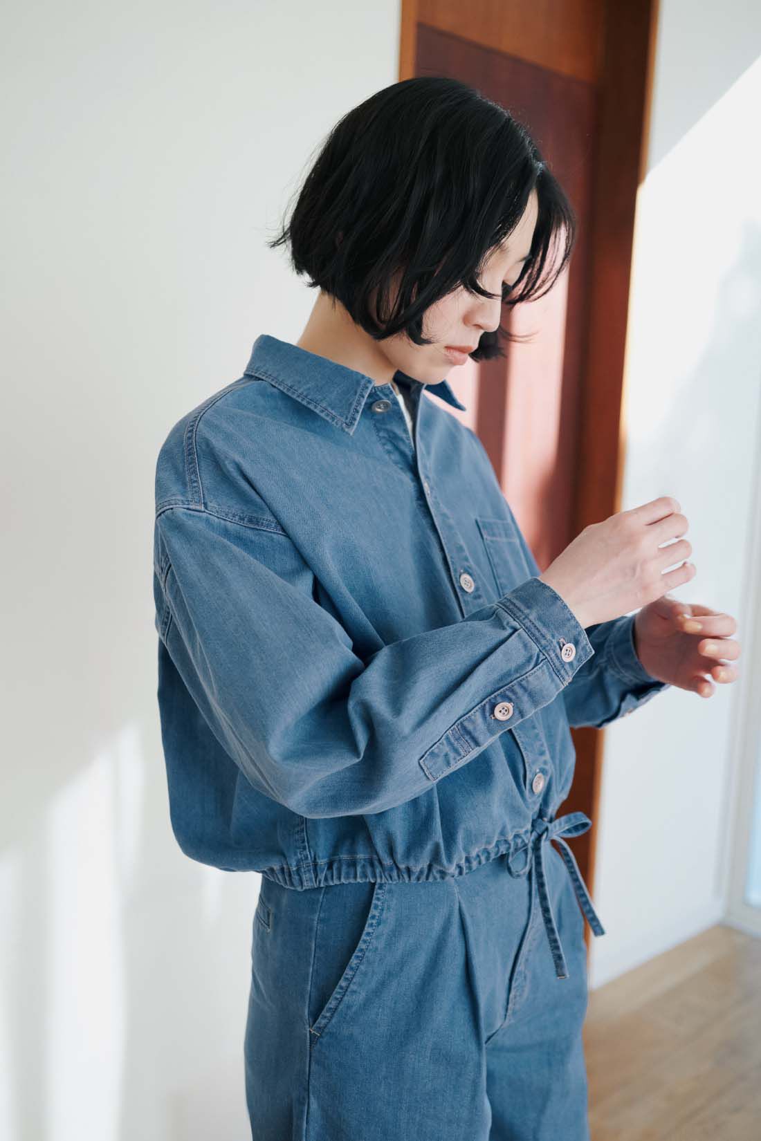 ג’קט‑חולצת ג’ינס