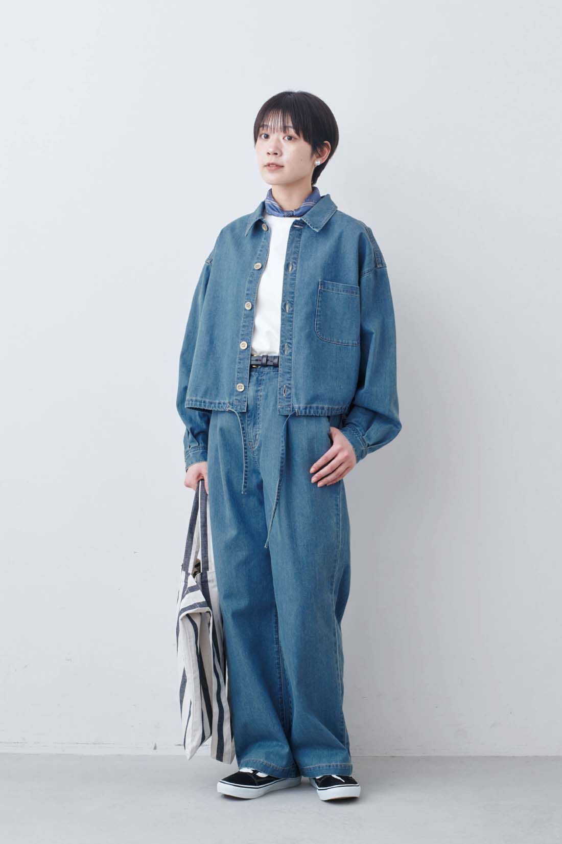 ג’קט‑חולצת ג’ינס