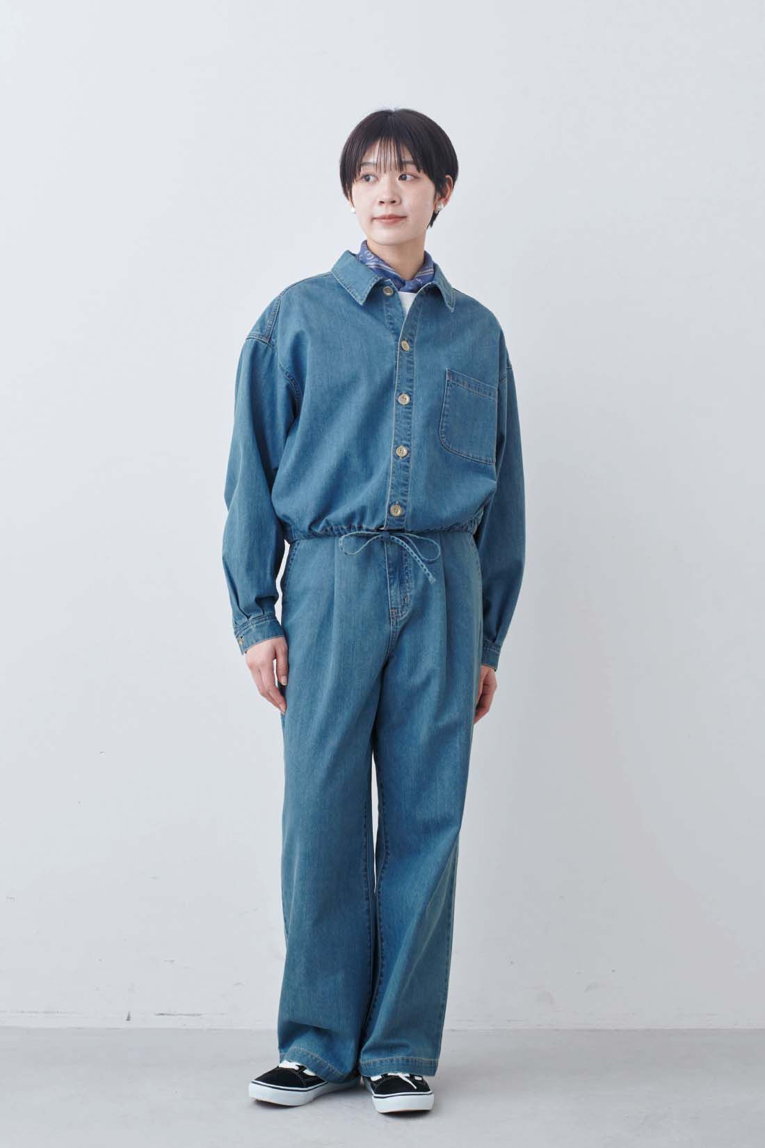 ג’קט‑חולצת ג’ינס