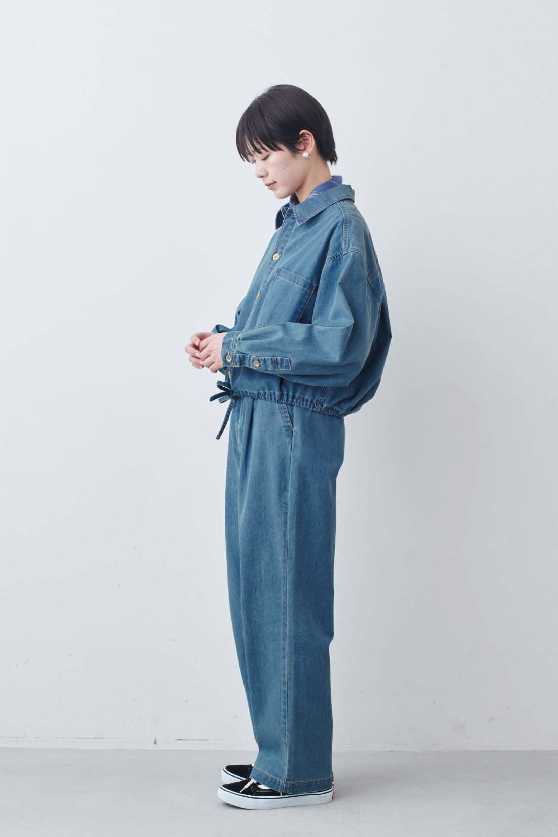 ג’קט‑חולצת ג’ינס