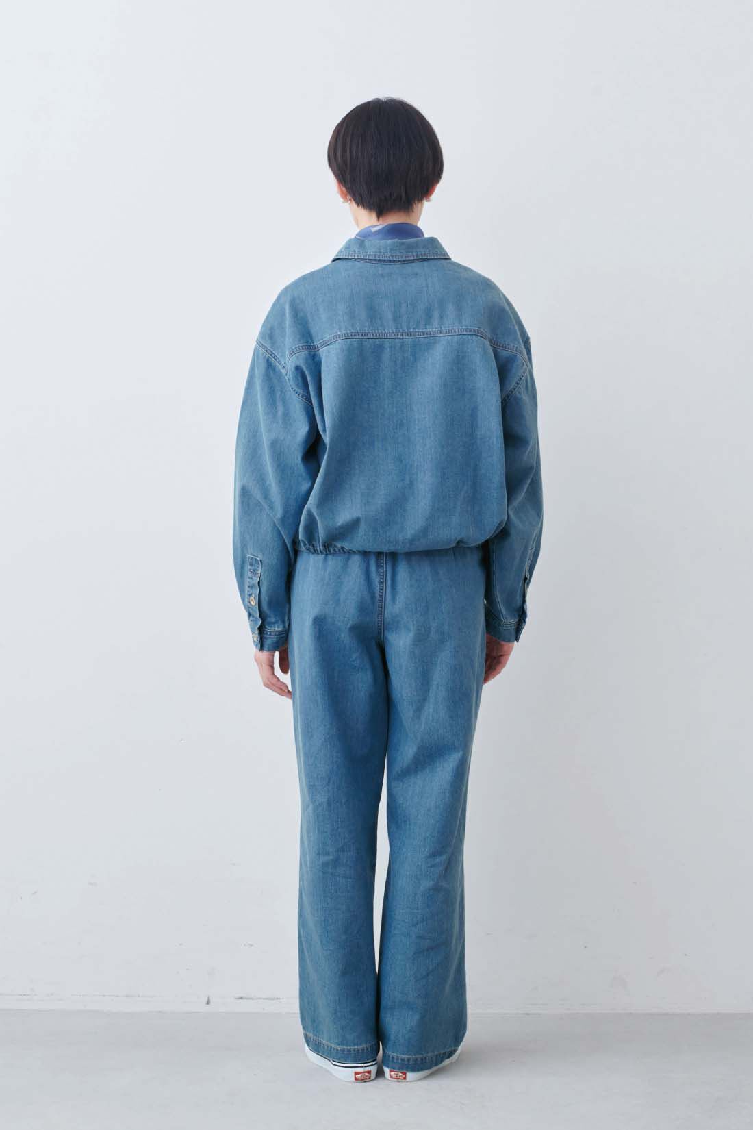 ג’קט‑חולצת ג’ינס