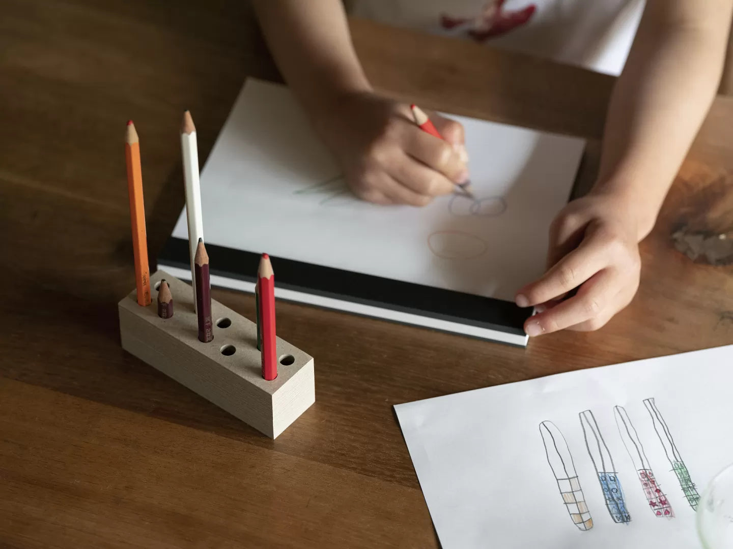 ITO BINDERY | מעמד עפרונות